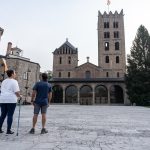 Parella sènior visitant el Monestir de Ripoll.