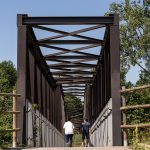 Parella sènior passejant pel pont de la Forcara.